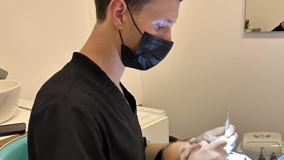 Odontólogo de Smile Lab durante un tratamiento de conducto en el consultorio.