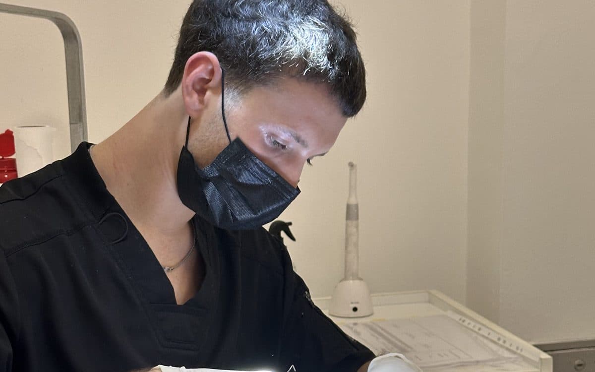 Odontólogo de Smile Lab realizando un tratamiento de conducto con aislación absoluta.